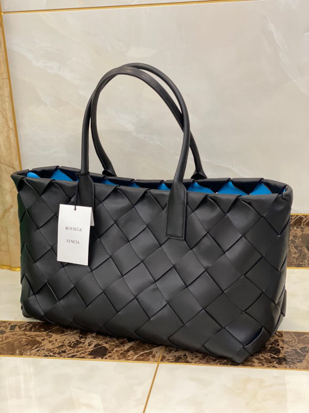 2024 Bottega Veneta Large Tote Bag in Woven Lambskin